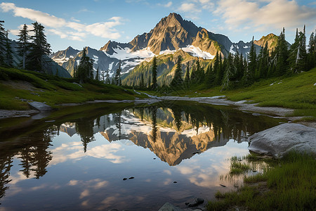 美丽山脉与湖泊构成的自然风景图片