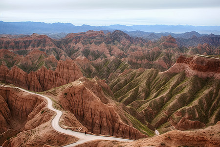 山峦高耸云雾缭绕的自然风光图片