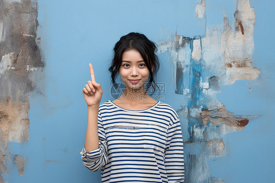 指向手势的年轻女子图片