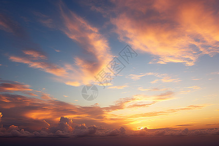 夕阳时天空中的风景图片