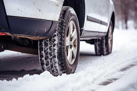 雪地中的汽车轮胎图片