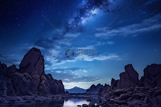 星空下的岩石湖畔图片