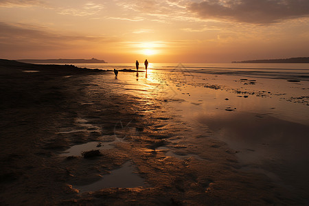 海边的黄昏漫步图片