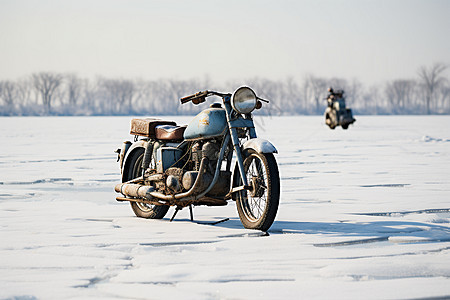 湖面上的摩托车图片