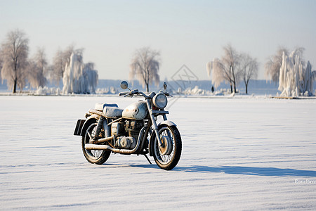 冻结湖面上的摩托车图片