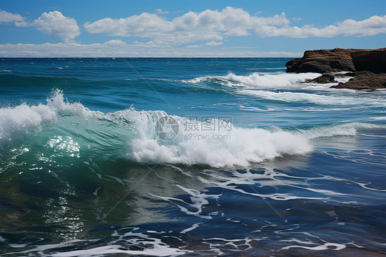 波涛汹涌的海滩图片