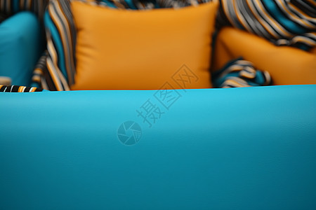蓝色椅子上的靠垫图片