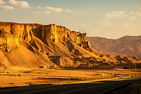 夕阳照耀下的荒漠山丘图片