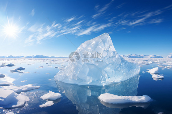 冰山漂浮于蓝天白云下图片