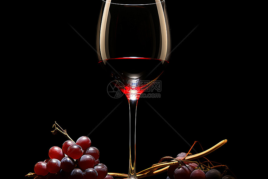 一杯红酒和葡萄图片