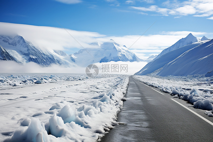 雪山与道路图片