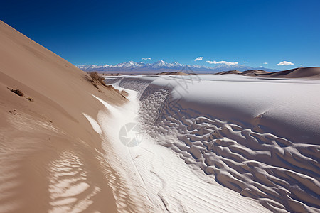 沙漠中壮观的沙丘图片