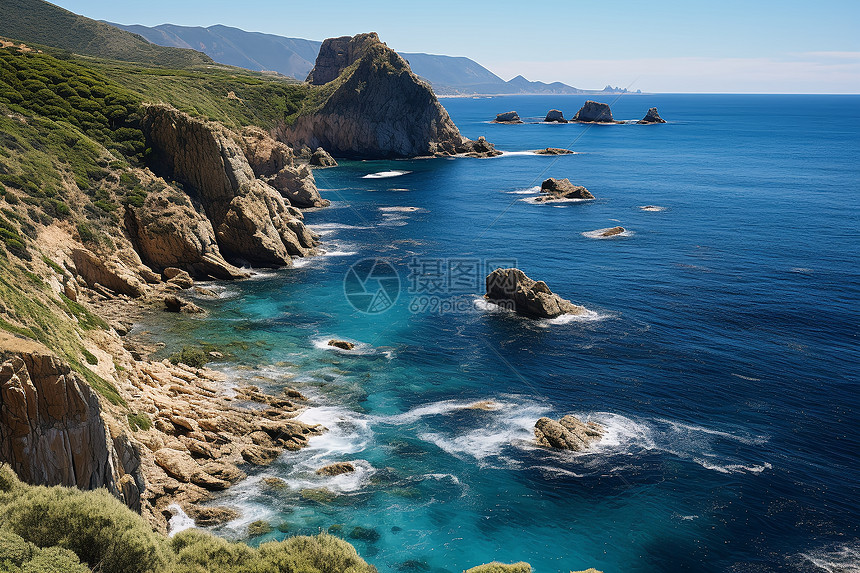 蓝水碧石岸边的岩崖风光图片