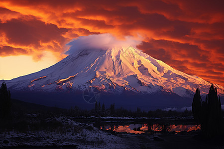 夕阳时分的科托帕希雪山景观图片