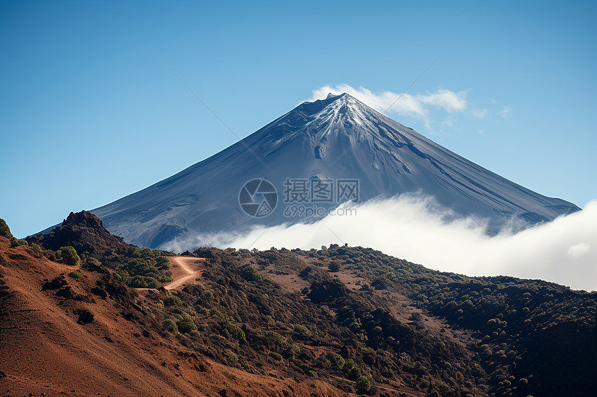 冒烟的山峰图片