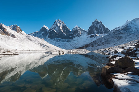 雪山与湖泊图片