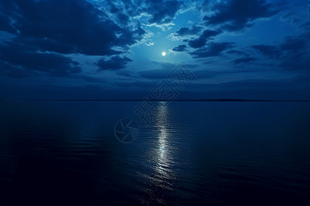 寂静月夜中的海面图片