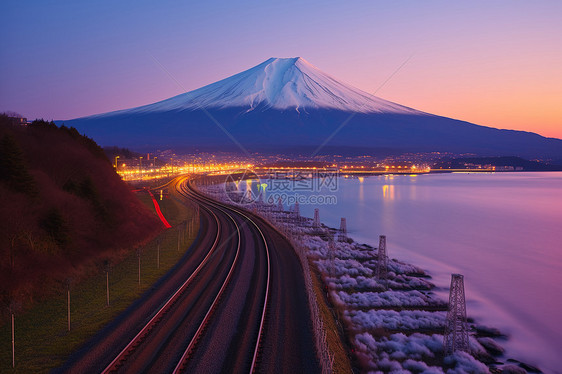 夜幕降临前的富士山景观图片