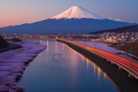 城市上方的富士山景观图片
