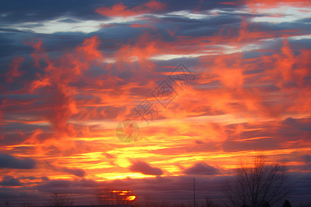 日落云彩映衬下的美丽景色背景图片