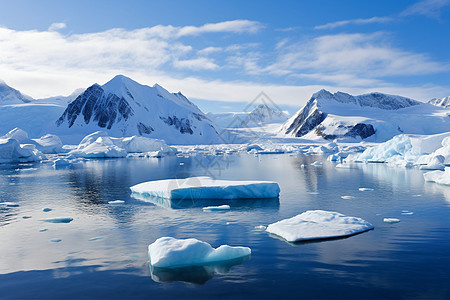 冰山漂浮在水中高清图片