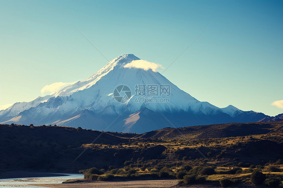 高山湖泊下的绝美风景图片