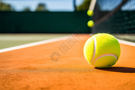 网球场上的网球图片