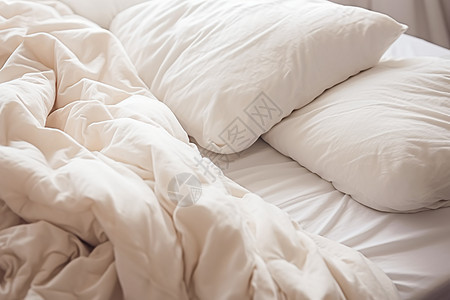 床上的被子和枕头图片