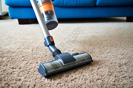 使用前后清洁工使用无线吸尘器清洁地毯背景