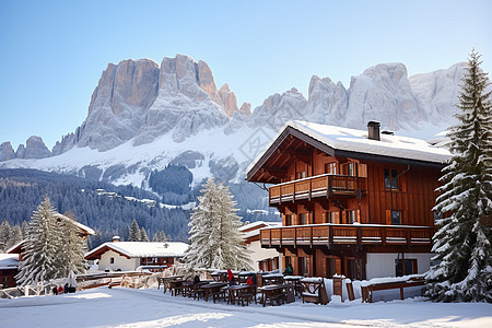 冬季雪山小屋建筑的美丽景观图片