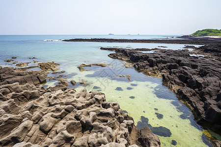 浩瀚海岸边的岩石背景图片