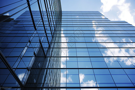 现代玻璃建筑下的蓝天与云彩图片