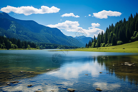 森林湖泊山水之间山峦环抱的湖畔美景背景