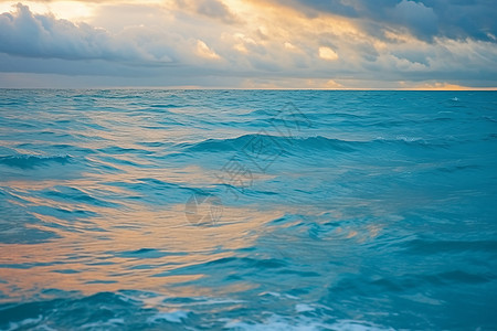 日出下辽阔的海面图片