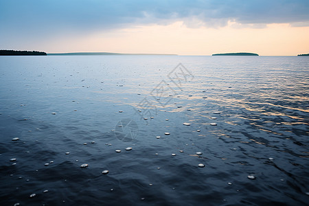 自然潮湿的湖面图片