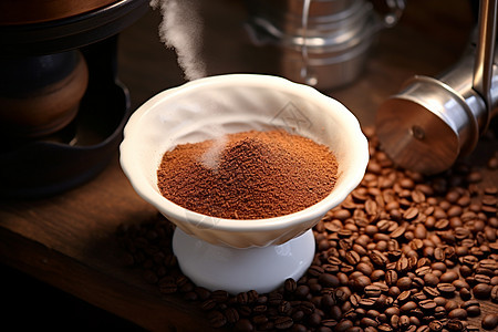 一杯咖啡粉和咖啡豆图片