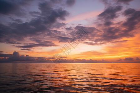 夏季日落火烧云的美丽景观背景图片