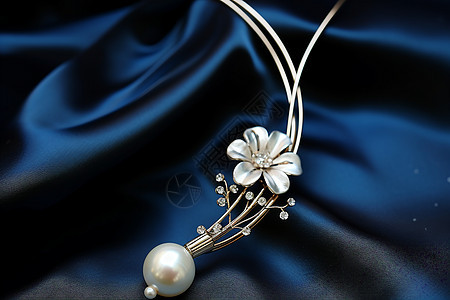 蓝色丝绸中的珍珠花朵饰品图片