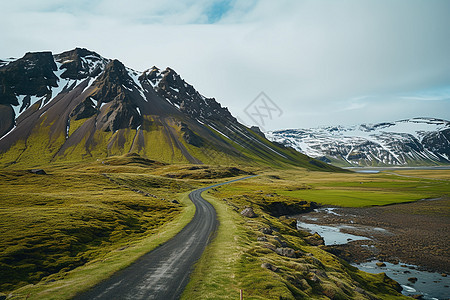 一条穿过地绿色山谷的道路背景图片