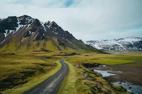 一条穿过地绿色山谷的道路图片