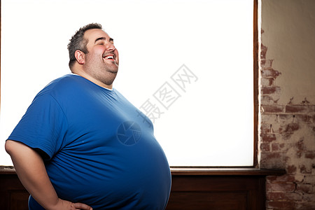 过度肥胖的开朗男子图片