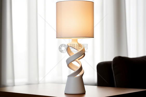 桌面上的设计感白色台灯图片