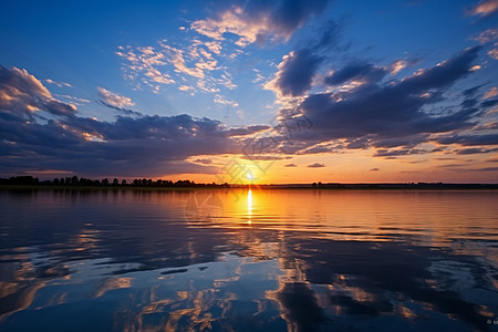 落日余晖的湖面景观图片