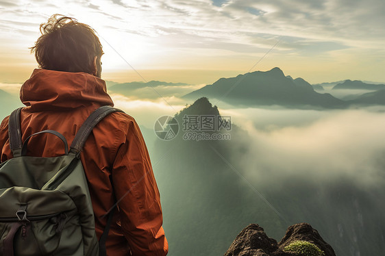 迷雾中望山的男士图片