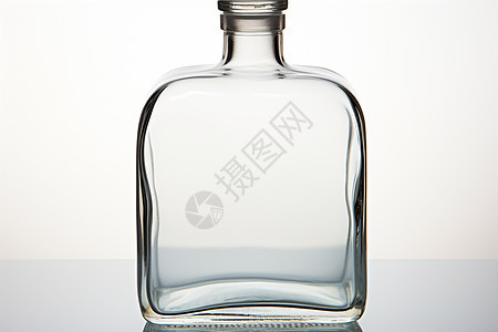 透明玻璃瓶上的银色瓶盖图片