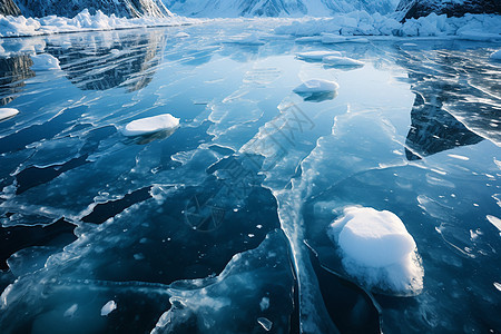 冰雪覆盖的冻结湖泊图片