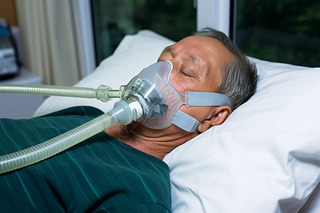 男性患者使用呼吸设备图片