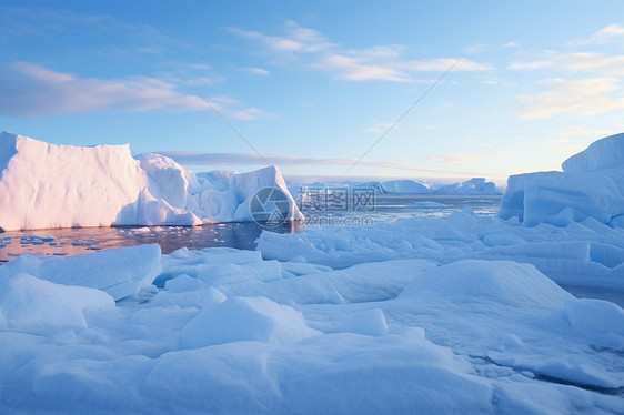 海中漂浮着一块巨大的冰山图片