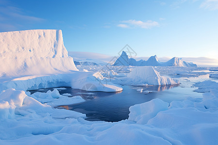 冰山群在山脉旁漂浮图片