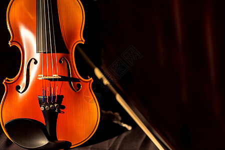 桌上放置的小提琴图片